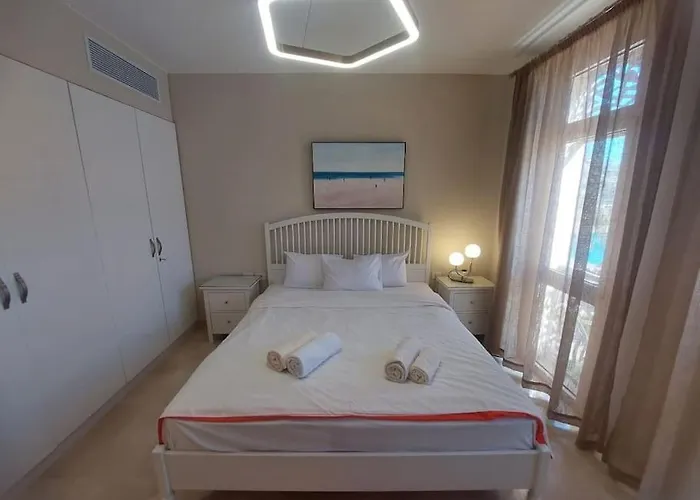 Mangroovy - 2br La Blanca Pool View *