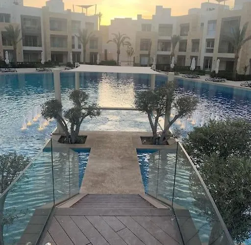 Mangroovy - 2br La Blanca Pool View Apartment